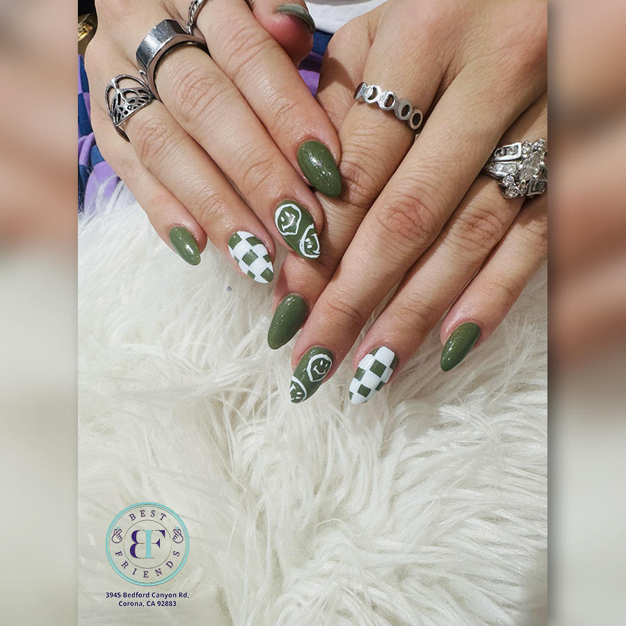 Minimalist nail design